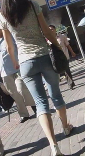 跟拍紧身牛仔少妇身材好