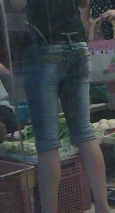 街拍紧身牛仔少妇买水果