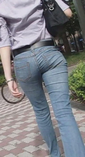 紧身牛仔少妇腿长又细