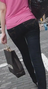 跟拍紧身黑牛少妇身材好