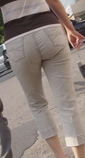 街拍成熟的牛仔少妇