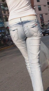 街拍紧身牛仔少妇屁股大身材好