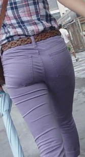 街拍少妇这么瘦屁股居然这么大