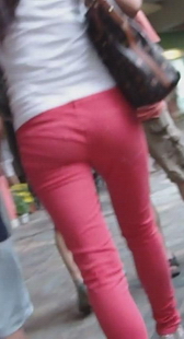 街拍红牛少妇身材好