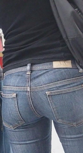 跟拍性感紧身牛仔沟深屁股紧又翘