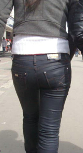 街拍紧身牛仔少妇