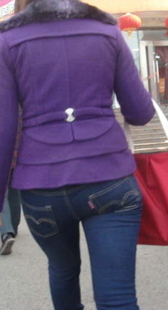 跟拍紧身牛仔小少妇