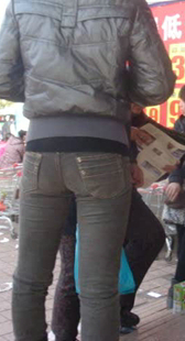 街拍灰牛少妇脚张这么开