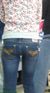 近距离跟拍紧身牛仔少妇