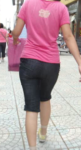 街拍黑牛紧身少妇