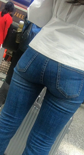 地铁跟拍紧身蓝牛小少妇