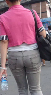 街拍灰牛紧身小妹