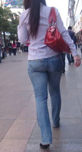 街拍紧身牛仔翘臀美少妇