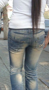 街拍紧身大屁股少妇