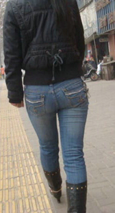 跟拍紧身牛仔小少妇