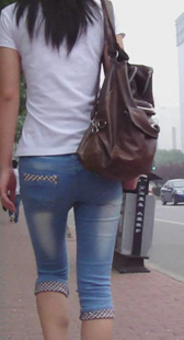 街拍少妇有点瘦