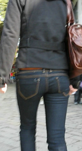 街拍紧身牛仔裤少妇很会扭