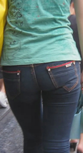 街拍成熟少妇屁股圆又大