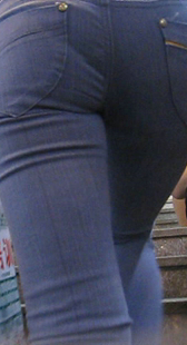 街拍灰牛少妇上楼梯角度好