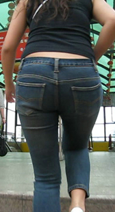 街拍蓝牛少妇身材高挑