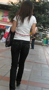 街拍黑牛小妹身材好