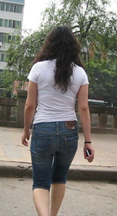 街拍紧身牛仔少妇屁股丰满