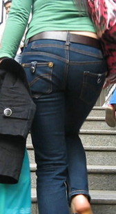 街拍紧身牛仔少妇身材好