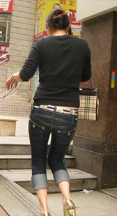 紧身牛仔少妇走路就是会扭