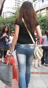 街拍紧身牛仔少妇腿好直
