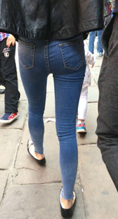 跟拍紧身牛仔少妇