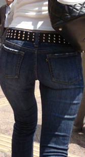 跟拍少妇屁股又紧又翘