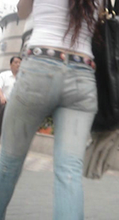 跟拍灰色牛仔紧身小少妇