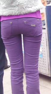 跟拍粉牛紧身少妇