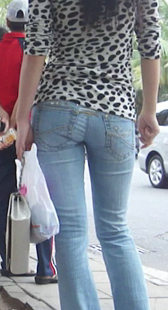 街拍等车紧身灰牛少妇