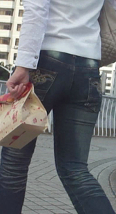 街拍紧身牛仔小少妇