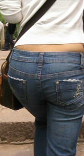 跟拍公园紧身牛仔少妇