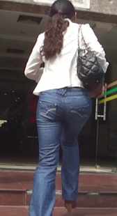 跟拍紧身牛仔小少妇