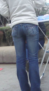 街拍路边等人小少妇