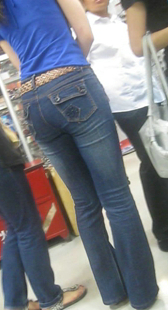 超市跟拍高挑紧身牛仔少妇