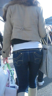 街拍翘臀牛仔少妇