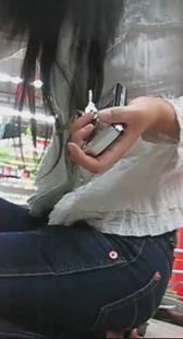 超市跟拍牛仔紧身美少妇