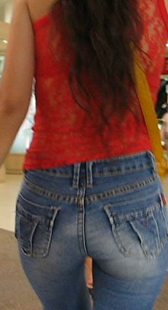 街拍夸张紧身牛仔少妇夹不紧