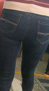 地铁近拍紧臀牛仔少妇