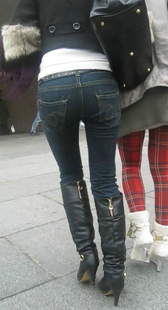 街拍牛仔少妇身材高挑屁股紧