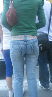 街拍灰牛翘臀少妇