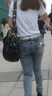 街拍灰牛紧身小妹