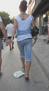 街拍紧身牛仔小妹