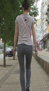 街拍高挑灰牛少妇