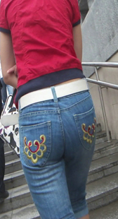 街拍牛仔紧身少妇非常紧又大