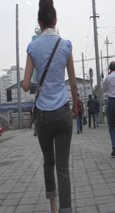 街拍灰牛少妇身材好